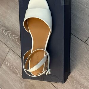 New splendid  Cream Sandals size 7.5m